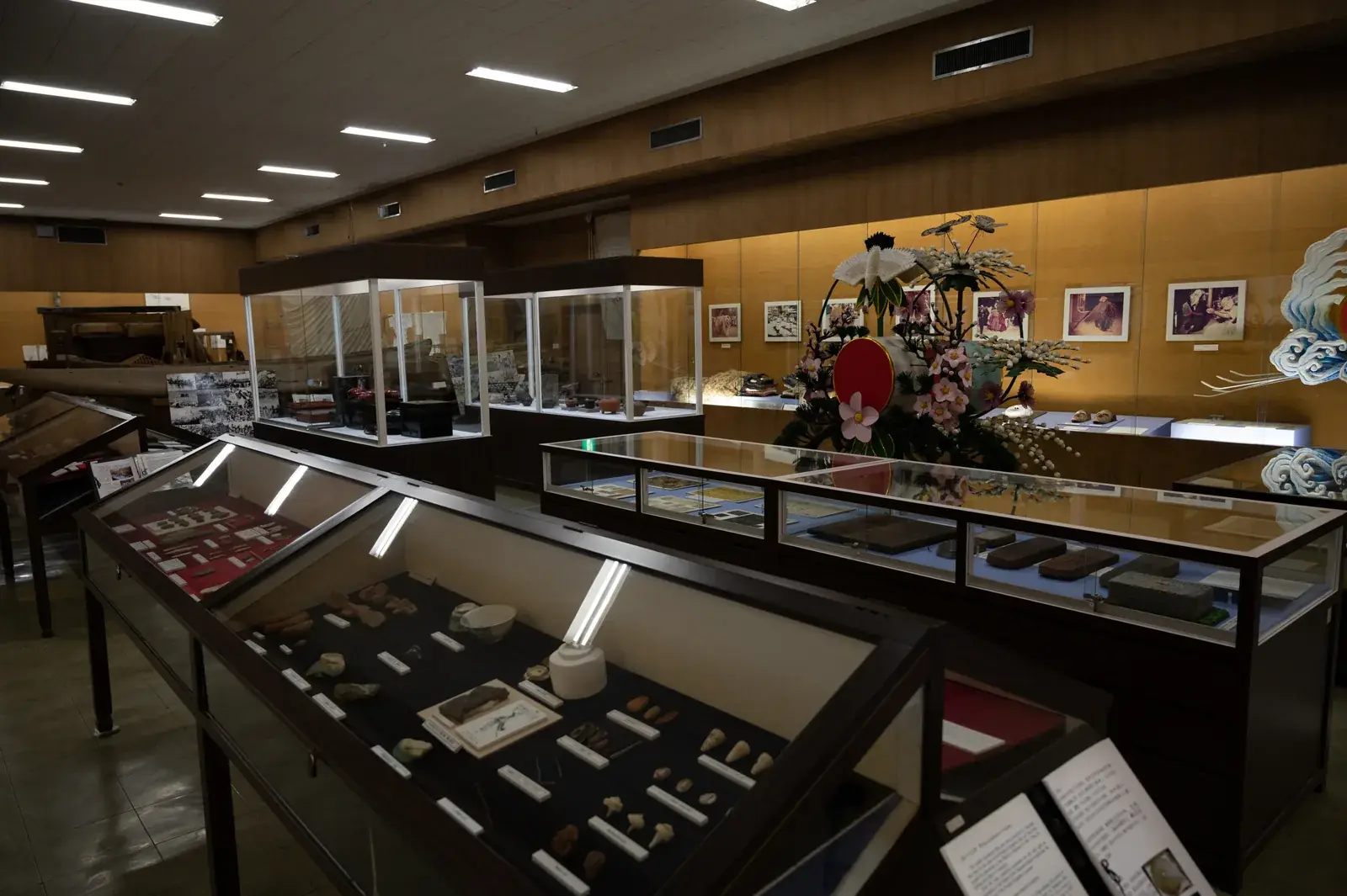 Displays about the history and culture of Yaeyama in the Ishigaki City Yaeyama Museum
