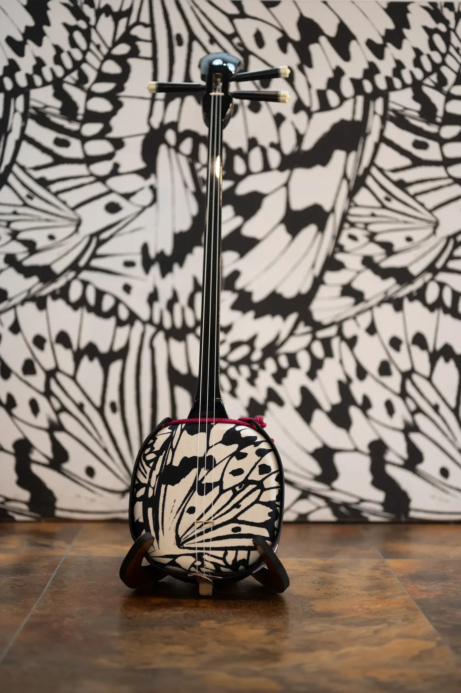 A black-and-white sanshin designed by Yasutake Ikeshiro Ichigusukumode
